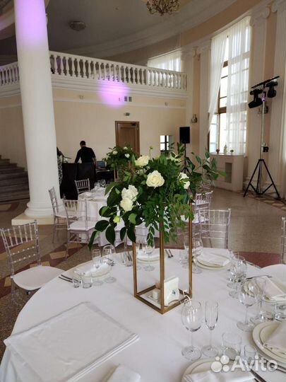 Стойка для цветов, ваза