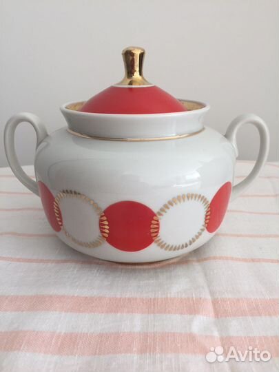 Сахарница, тарелки, пиалы, салатник