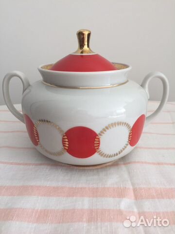 Сахарница, тарелки, пиалы, салатник