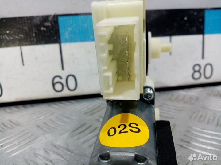 Б/У Моторчик стеклоподъемника задний правый#001