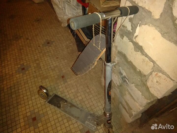 Самокат и змей воздушный