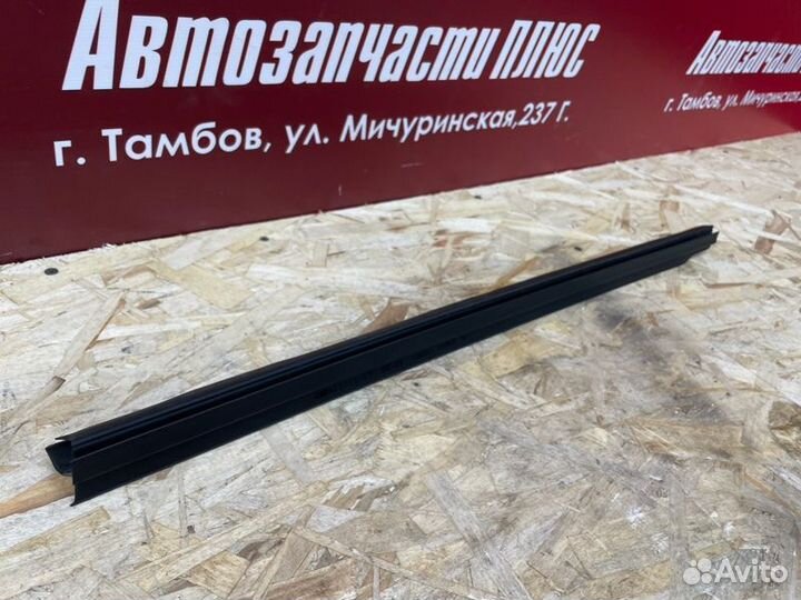 Уплотнитель стекла двери внутренний задний правый