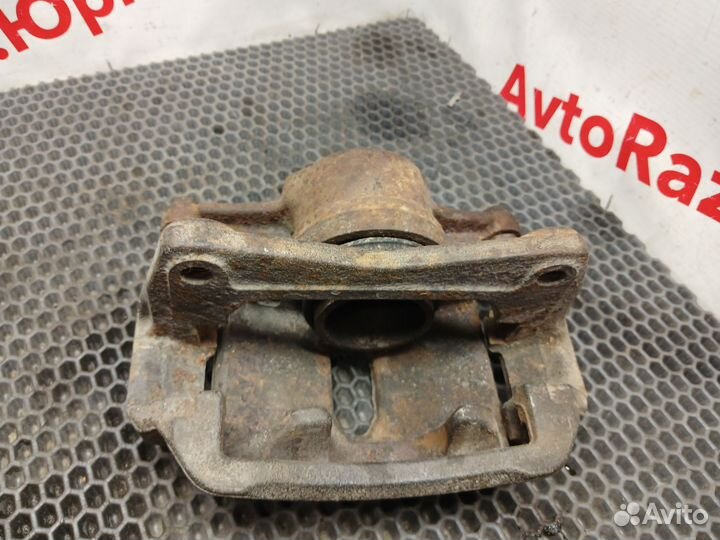 Суппорт передний левый Toyota Caldina