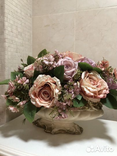 Ваза с искусственными цветами