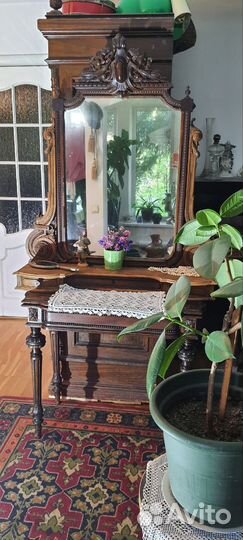 Старинное накомодное зеркало