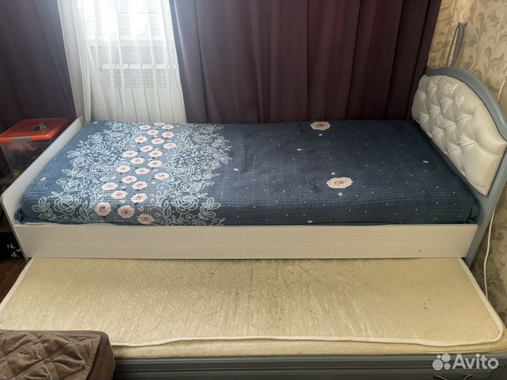 Двухярусная кровать с выдвижным спальным местом