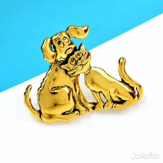 Брошь в виде собаки и кота золотого цвета