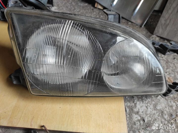 Фара правая Avensis t22