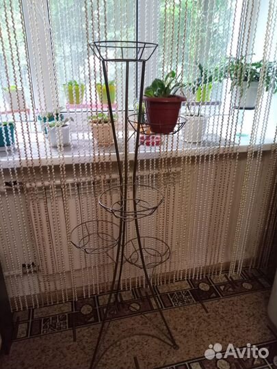 Подставка под цветы металлическая