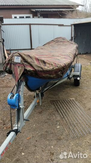 Лодка с мотором и прицепом