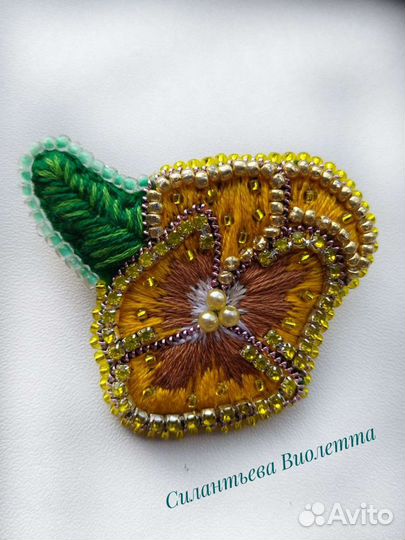 Брошь из бисера анютины глазки