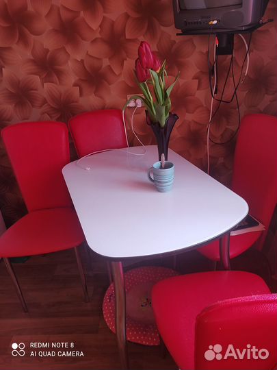 Стол кухонный стеклянный белого цвета