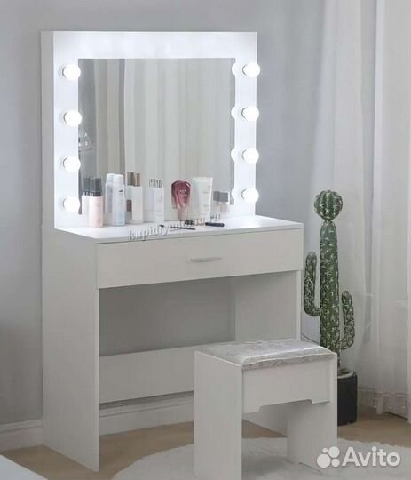 Туалетный столик с зеркалом и подсветкой