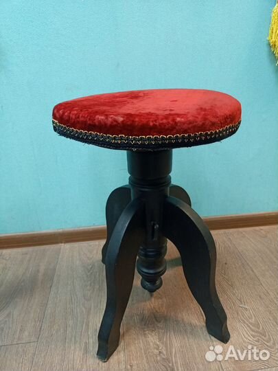 Старинный стул для пианино