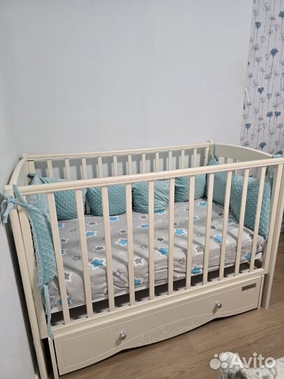 Детская кроватка с маятником и ящиком