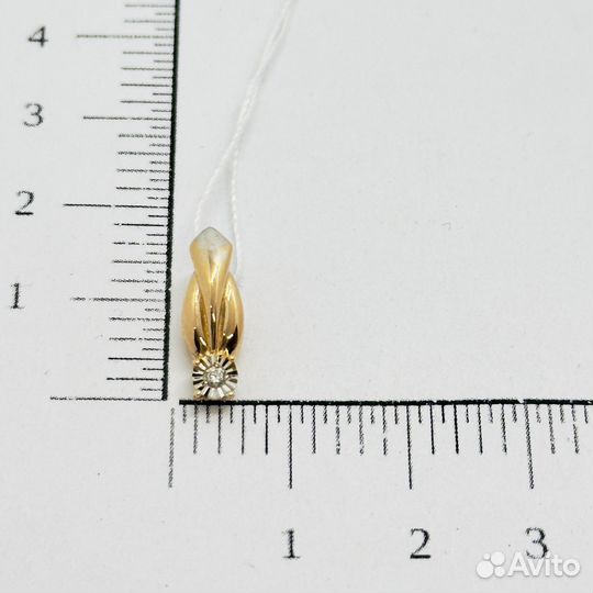 Золотая подвеска с бриллиантом