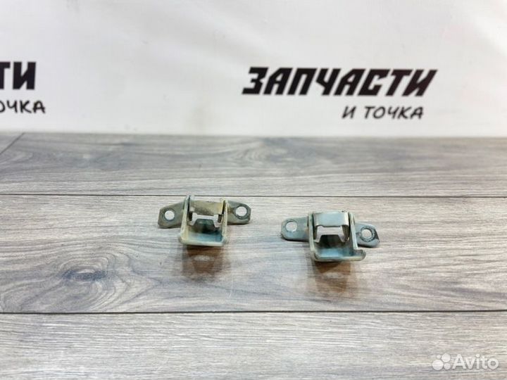 Петля двери передняя правая Mazda Axela BK5P ZY-VE