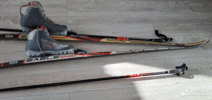 Лыжи с ботинками и лыжными палками