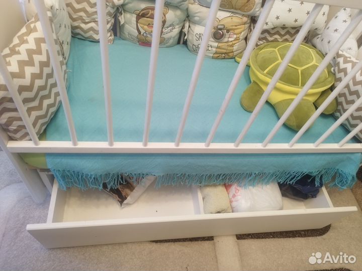 Детская кроватка с маятником и ящиком