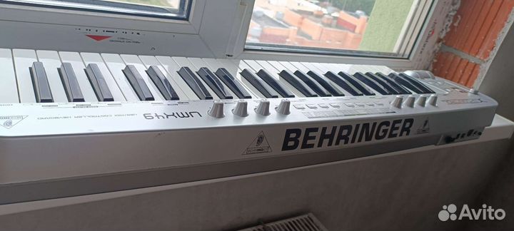Синтезатор behringer