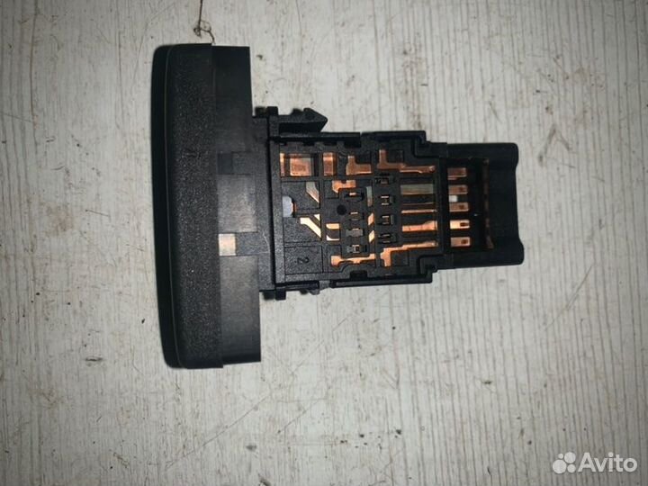 Кнопка аварийной сигнализации Nissan Primera P11