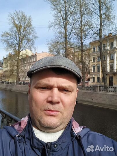 Водитель на своем микроавтобусе цельнометаллич