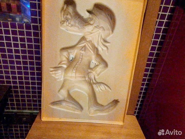 Волк из мультика сделан из пластика