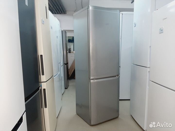Холодильник Hotpoint-Ariston серебристый 185см