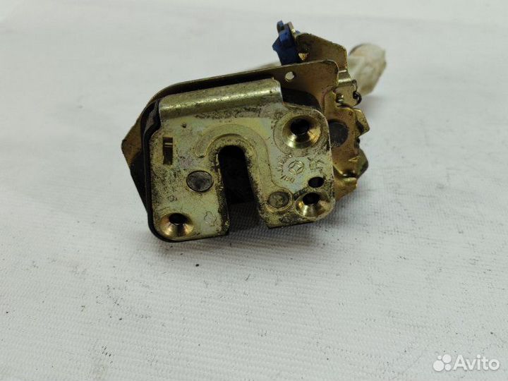 Замок двери задний правый Nissan Cefiro 1998-2003