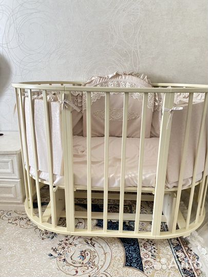 Детская кроватка с маятником