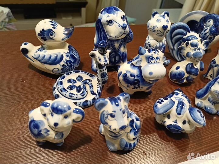 Фигурки и посуда Гжель