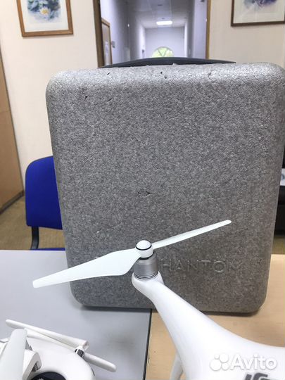 Квадрокоптер DJI Phantom 4