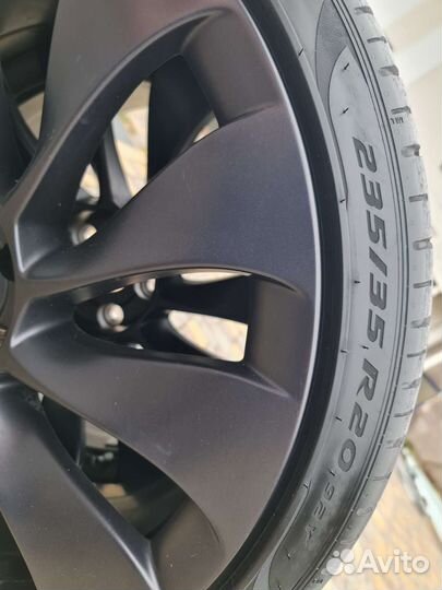 Pirelli P Zero 235/35 R20