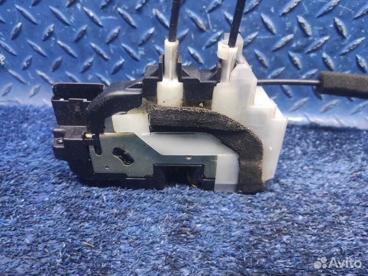 Замок двери передний правый Infiniti Fx35