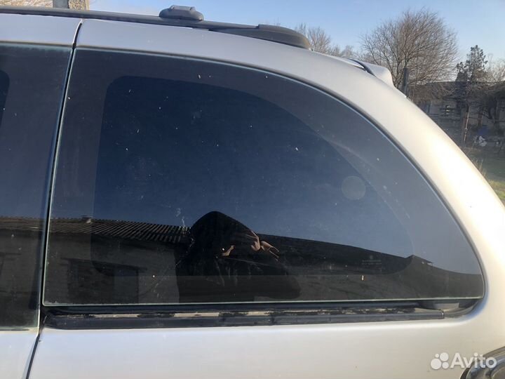 Стекла задних крыльев Dodge Caravan 4