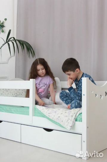 Детская кровать из цельного дерева