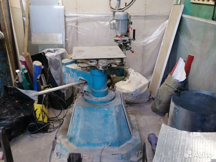 Станок для криволинейной обработки кромки стекла