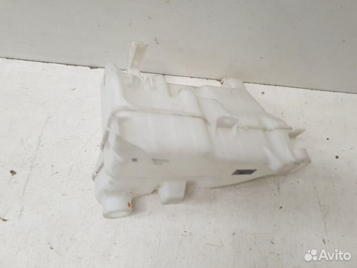 Бачок омывателя Toyota Hilux 8 2015