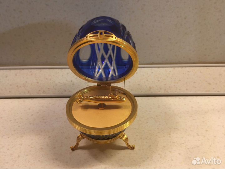 Яйцо хрустальное с моделью подводной лодки