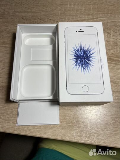 Телефон iPhone SE
