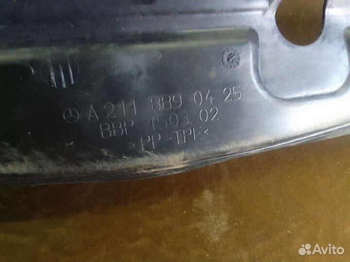Пыльник передних крыльев Мерседес w211