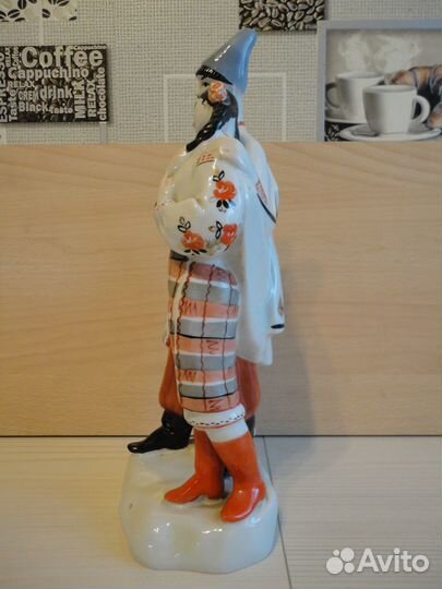 Фарфоровая статуэтка (Левко и Оксана )