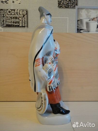 Фарфоровая статуэтка (Левко и Оксана )