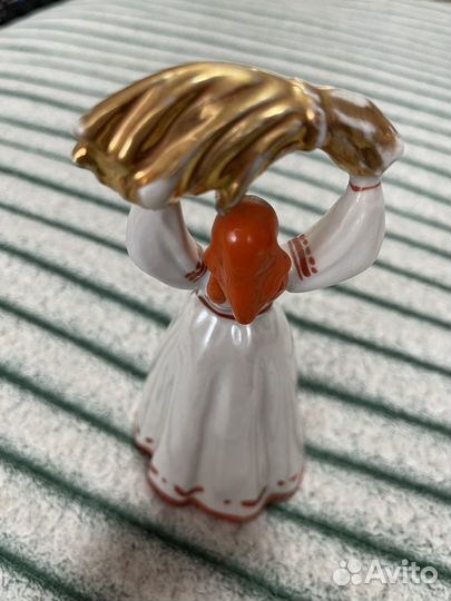 Фарфоровая статуэтка СССР Девушка со снопом