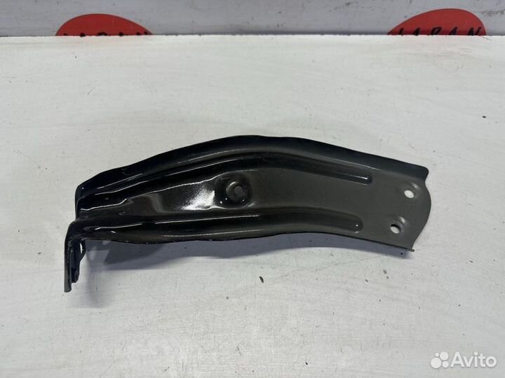 Кронштейн крыла правый Nissan Teana L33