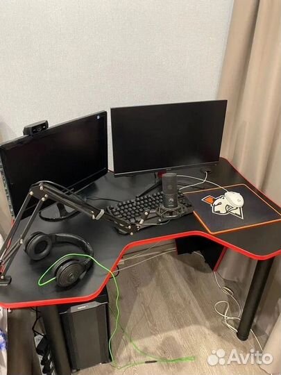 Компьютерный стол игровой геймерский