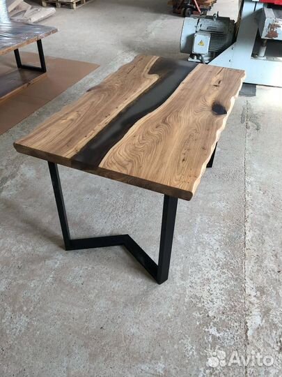 Стол из массива карагача река
