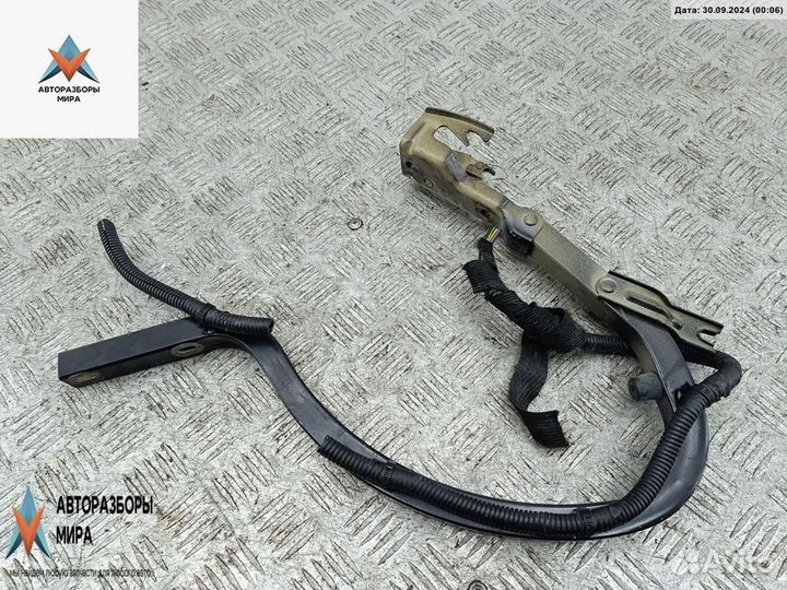 Петля крышки багажника Chevrolet Cruze 2010