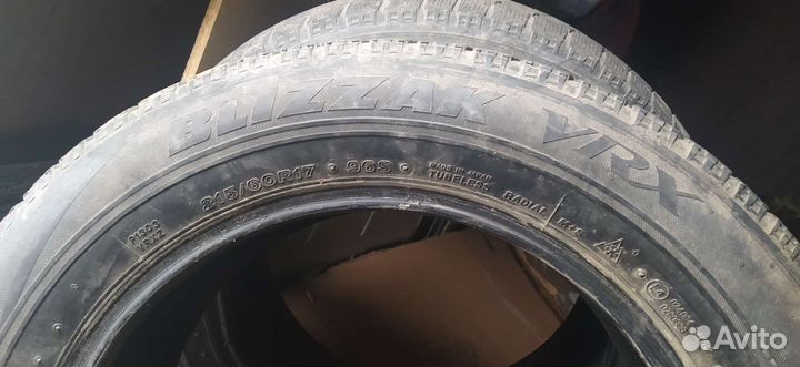 Bridgestone Blizzak VRX 215/60 R17