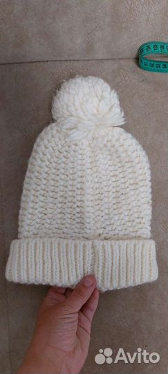 Шапка белая вязаная на девочку